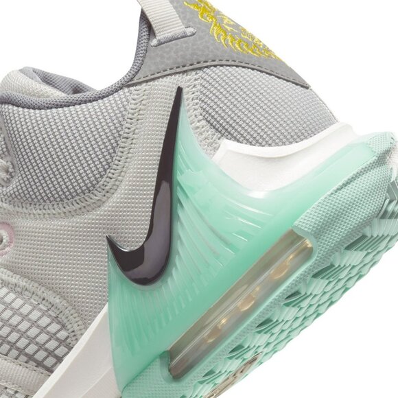 Nike Lebron Witness IIV. Brand New. Womens Size: 12 and 13.5. - Picture 6 of 8